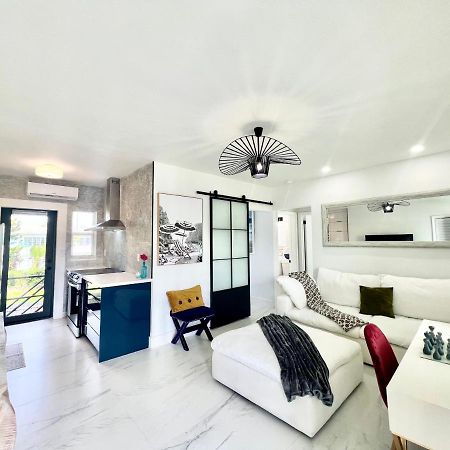 3 Seasons At The Carrington 3 Separate 2 Bedroom 1 Bathroom Apartments And A 3 Bedroom 2 Bathroom Villa Miami Eksteriør billede