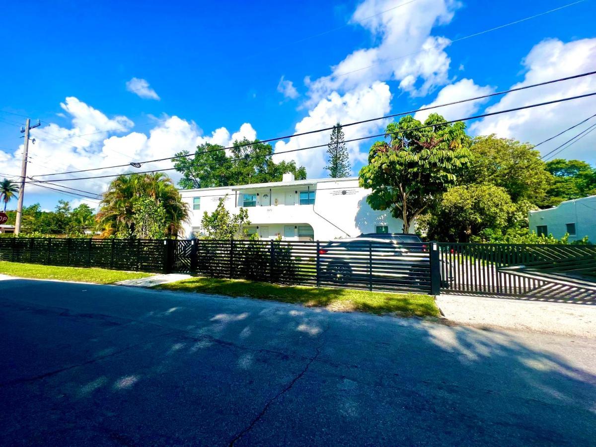 3 Seasons At The Carrington 3 Separate 2 Bedroom 1 Bathroom Apartments And A 3 Bedroom 2 Bathroom Villa Miami Eksteriør billede