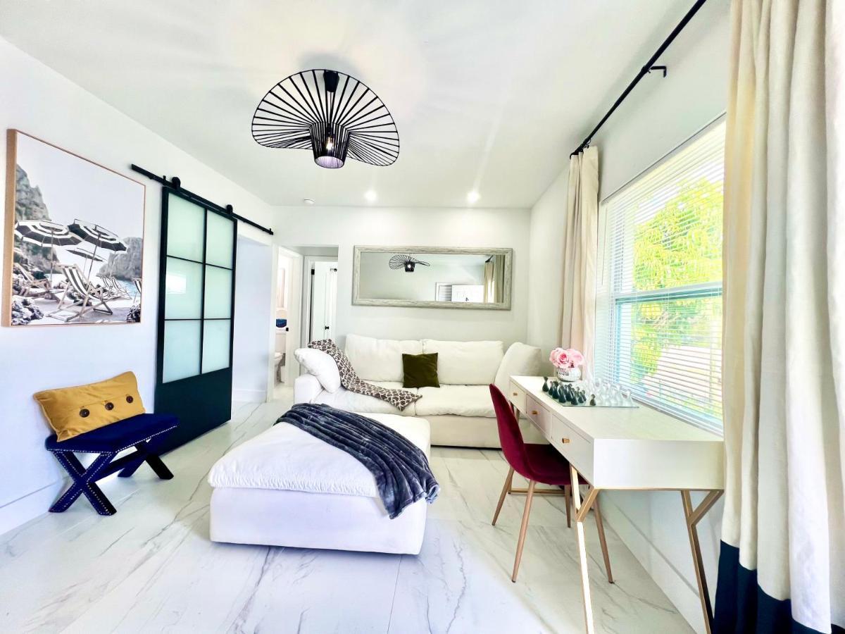 3 Seasons At The Carrington 3 Separate 2 Bedroom 1 Bathroom Apartments And A 3 Bedroom 2 Bathroom Villa Miami Eksteriør billede