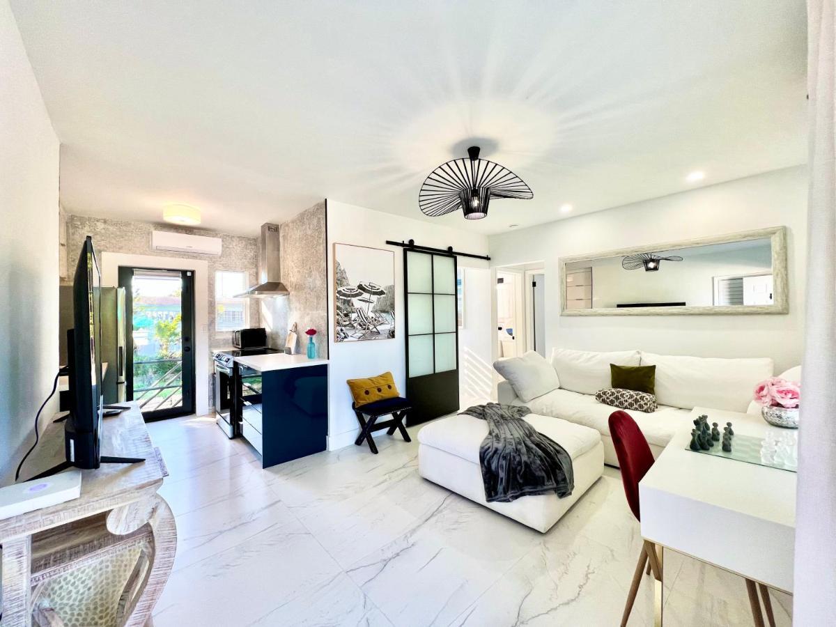 3 Seasons At The Carrington 3 Separate 2 Bedroom 1 Bathroom Apartments And A 3 Bedroom 2 Bathroom Villa Miami Eksteriør billede