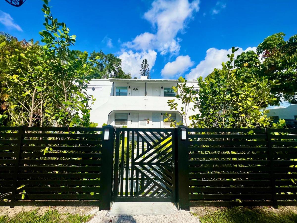 3 Seasons At The Carrington 3 Separate 2 Bedroom 1 Bathroom Apartments And A 3 Bedroom 2 Bathroom Villa Miami Eksteriør billede