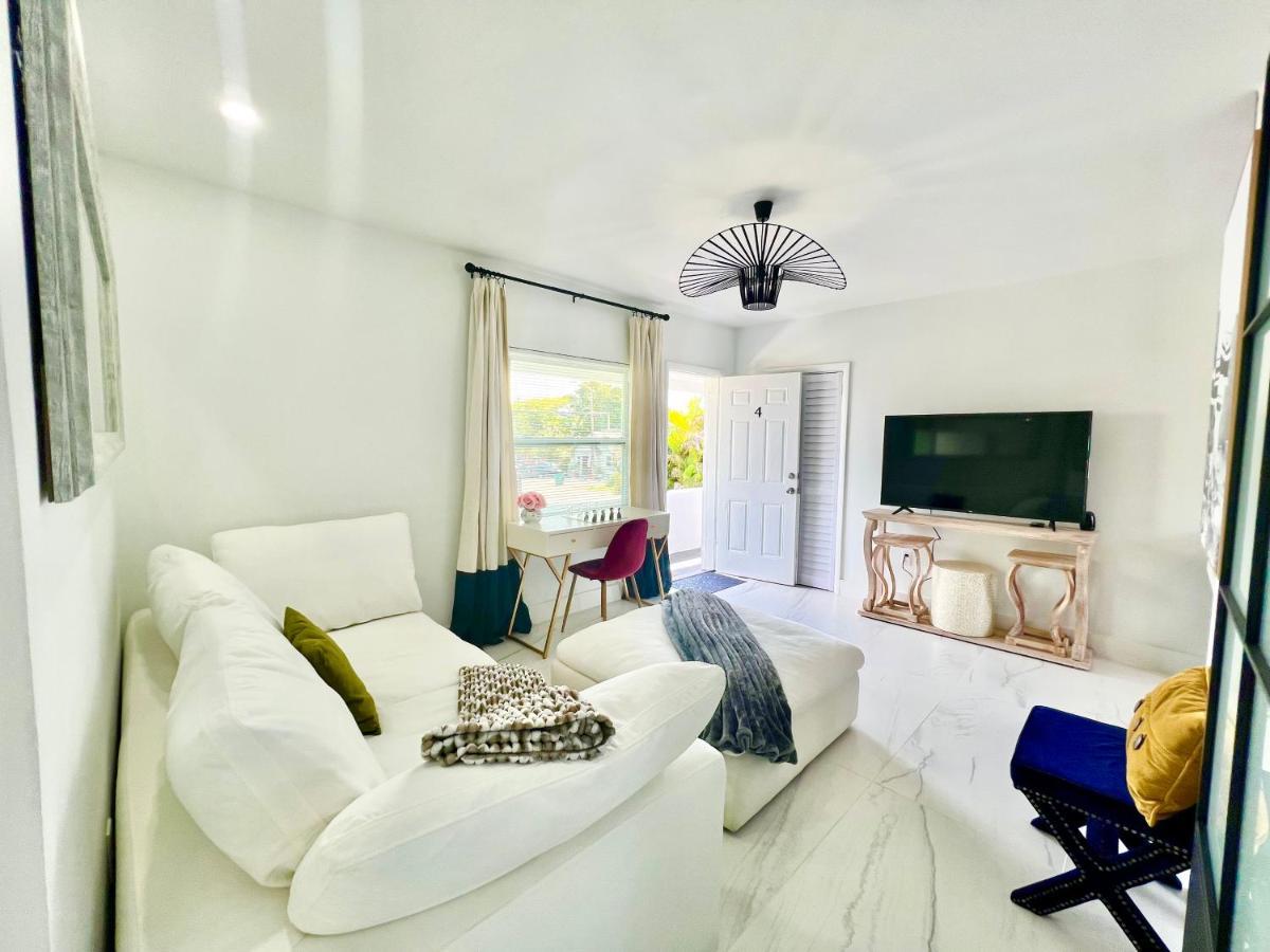 3 Seasons At The Carrington 3 Separate 2 Bedroom 1 Bathroom Apartments And A 3 Bedroom 2 Bathroom Villa Miami Eksteriør billede