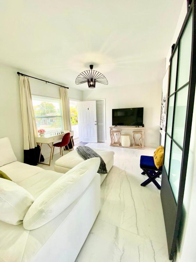 3 Seasons At The Carrington 3 Separate 2 Bedroom 1 Bathroom Apartments And A 3 Bedroom 2 Bathroom Villa Miami Eksteriør billede