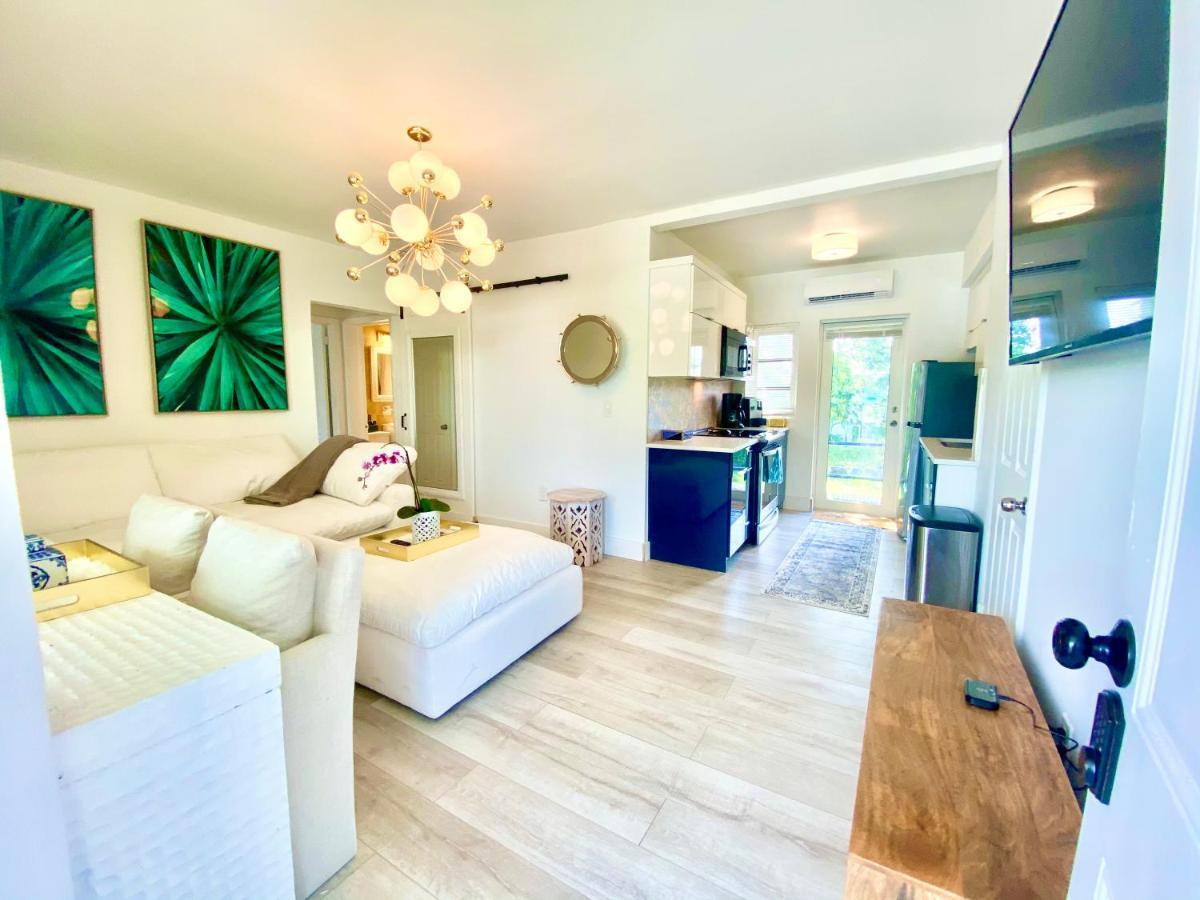 3 Seasons At The Carrington 3 Separate 2 Bedroom 1 Bathroom Apartments And A 3 Bedroom 2 Bathroom Villa Miami Eksteriør billede