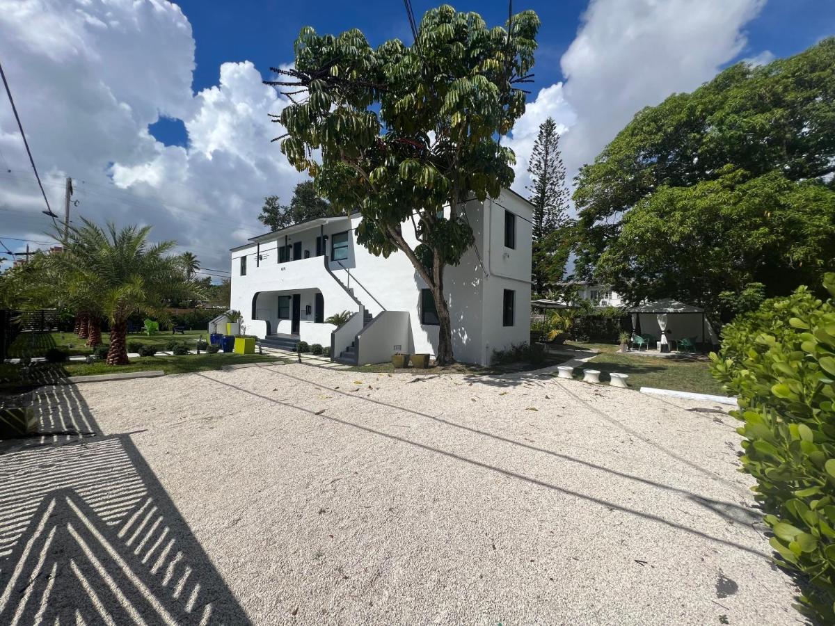 3 Seasons At The Carrington 3 Separate 2 Bedroom 1 Bathroom Apartments And A 3 Bedroom 2 Bathroom Villa Miami Eksteriør billede