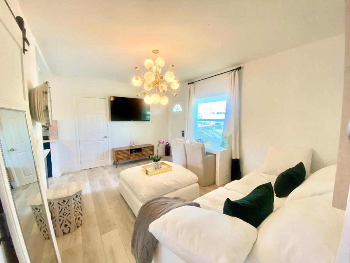 3 Seasons At The Carrington 3 Separate 2 Bedroom 1 Bathroom Apartments And A 3 Bedroom 2 Bathroom Villa Miami Eksteriør billede