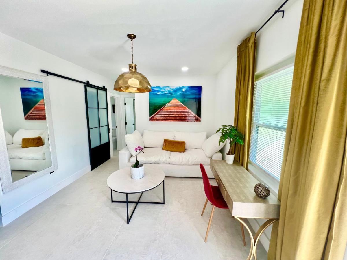3 Seasons At The Carrington 3 Separate 2 Bedroom 1 Bathroom Apartments And A 3 Bedroom 2 Bathroom Villa Miami Eksteriør billede