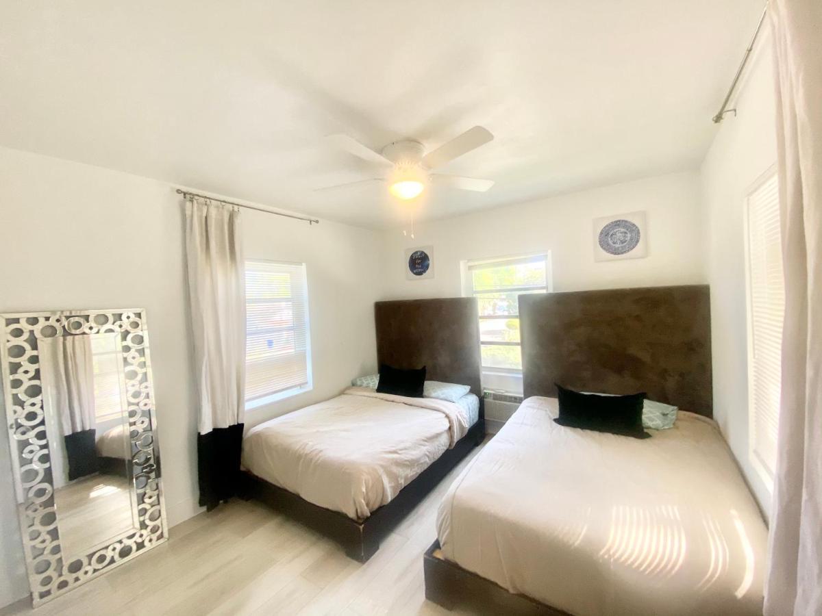 3 Seasons At The Carrington 3 Separate 2 Bedroom 1 Bathroom Apartments And A 3 Bedroom 2 Bathroom Villa Miami Eksteriør billede