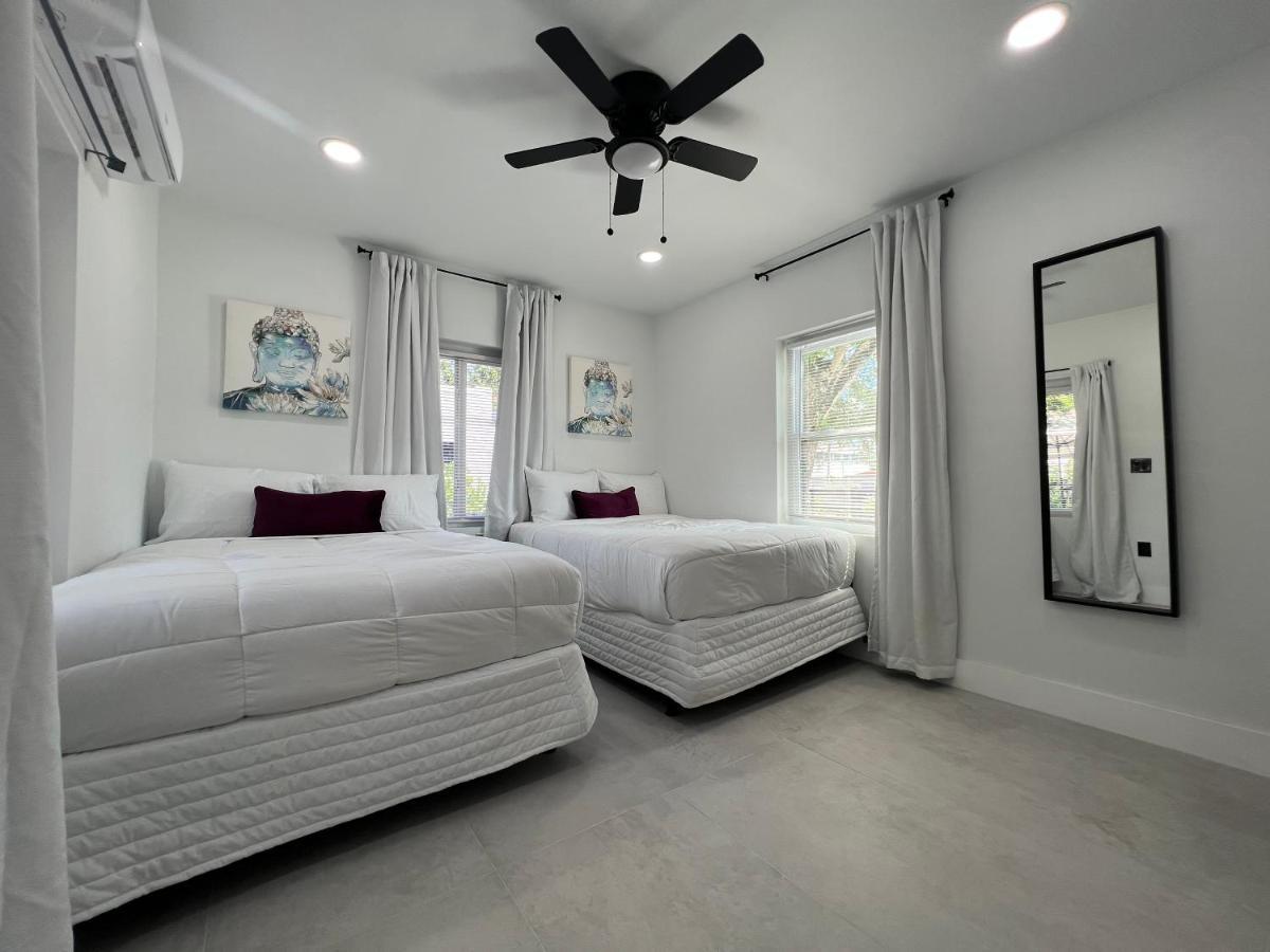 3 Seasons At The Carrington 3 Separate 2 Bedroom 1 Bathroom Apartments And A 3 Bedroom 2 Bathroom Villa Miami Eksteriør billede