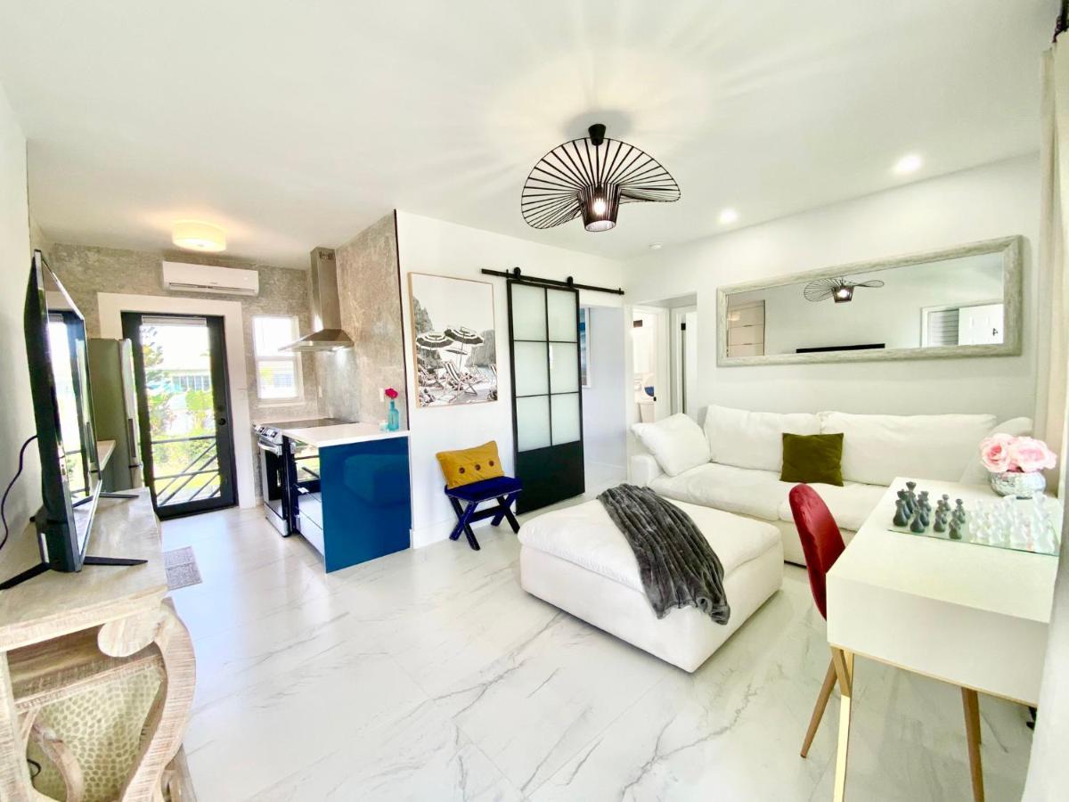 3 Seasons At The Carrington 3 Separate 2 Bedroom 1 Bathroom Apartments And A 3 Bedroom 2 Bathroom Villa Miami Eksteriør billede
