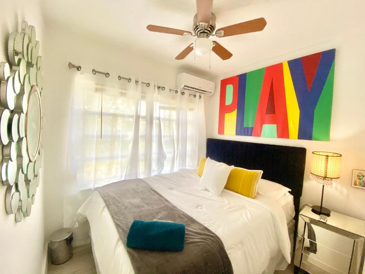 3 Seasons At The Carrington 3 Separate 2 Bedroom 1 Bathroom Apartments And A 3 Bedroom 2 Bathroom Villa Miami Eksteriør billede
