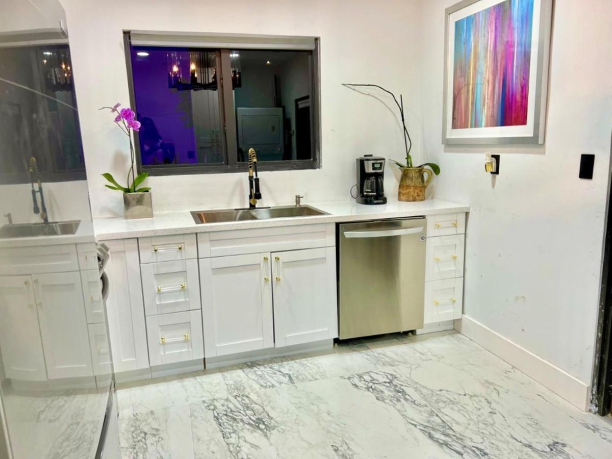 3 Seasons At The Carrington 3 Separate 2 Bedroom 1 Bathroom Apartments And A 3 Bedroom 2 Bathroom Villa Miami Eksteriør billede