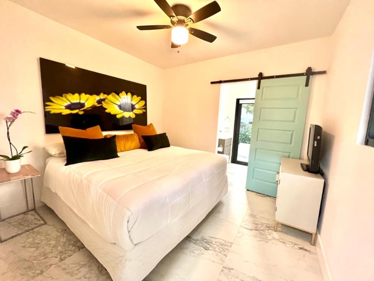 3 Seasons At The Carrington 3 Separate 2 Bedroom 1 Bathroom Apartments And A 3 Bedroom 2 Bathroom Villa Miami Eksteriør billede
