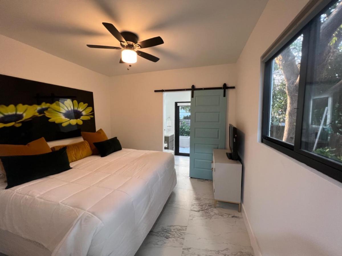 3 Seasons At The Carrington 3 Separate 2 Bedroom 1 Bathroom Apartments And A 3 Bedroom 2 Bathroom Villa Miami Eksteriør billede