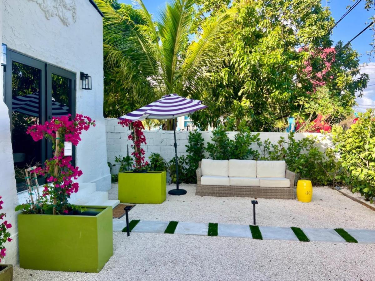 3 Seasons At The Carrington 3 Separate 2 Bedroom 1 Bathroom Apartments And A 3 Bedroom 2 Bathroom Villa Miami Eksteriør billede