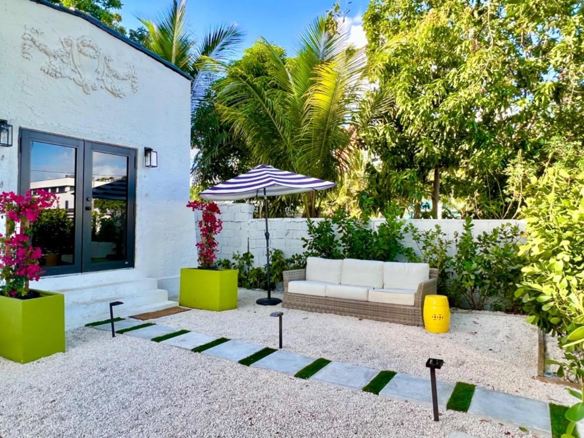3 Seasons At The Carrington 3 Separate 2 Bedroom 1 Bathroom Apartments And A 3 Bedroom 2 Bathroom Villa Miami Eksteriør billede
