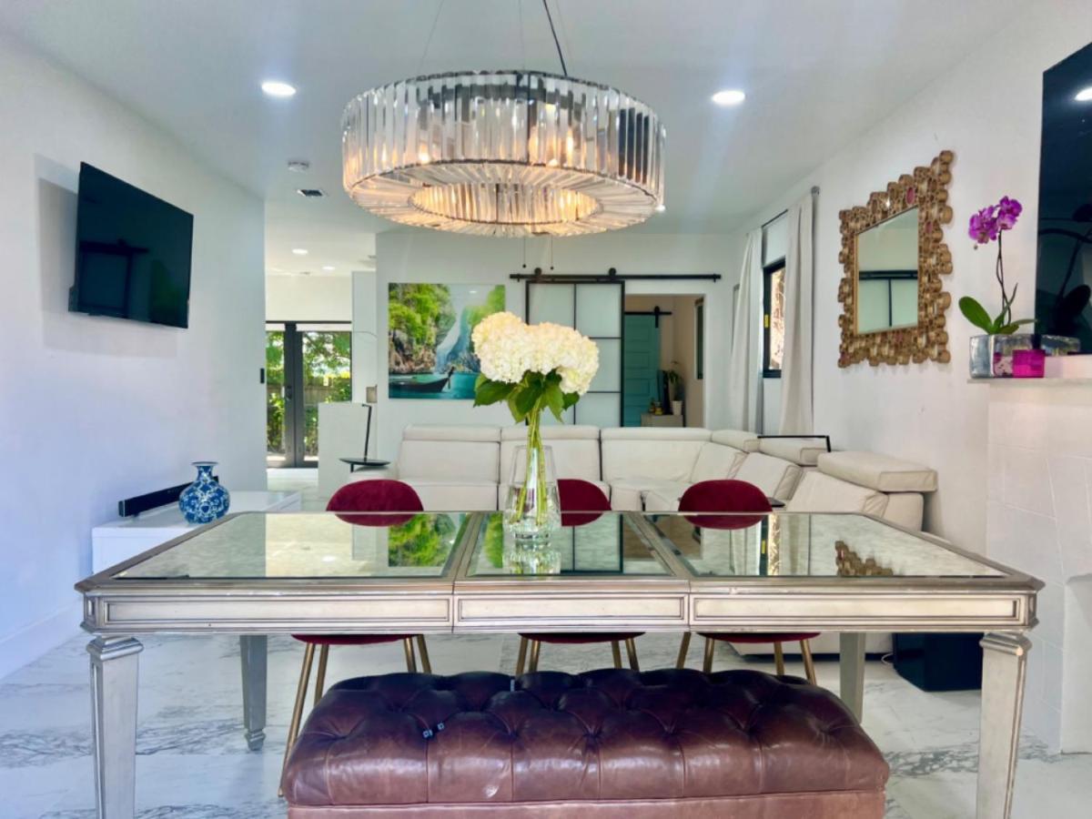 3 Seasons At The Carrington 3 Separate 2 Bedroom 1 Bathroom Apartments And A 3 Bedroom 2 Bathroom Villa Miami Eksteriør billede