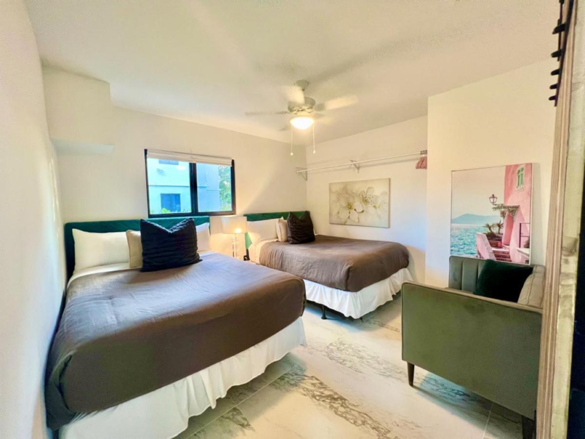 3 Seasons At The Carrington 3 Separate 2 Bedroom 1 Bathroom Apartments And A 3 Bedroom 2 Bathroom Villa Miami Eksteriør billede