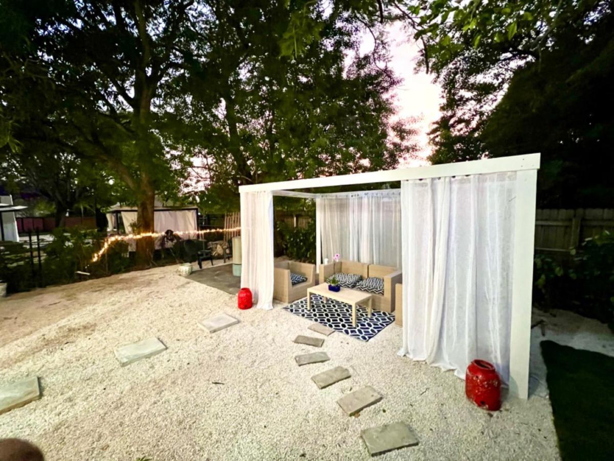 3 Seasons At The Carrington 3 Separate 2 Bedroom 1 Bathroom Apartments And A 3 Bedroom 2 Bathroom Villa Miami Eksteriør billede