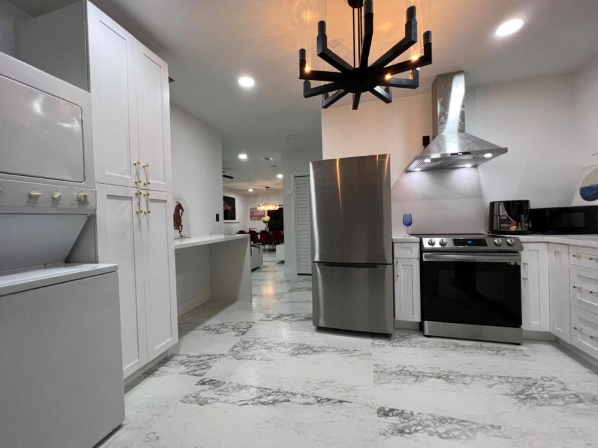 3 Seasons At The Carrington 3 Separate 2 Bedroom 1 Bathroom Apartments And A 3 Bedroom 2 Bathroom Villa Miami Eksteriør billede