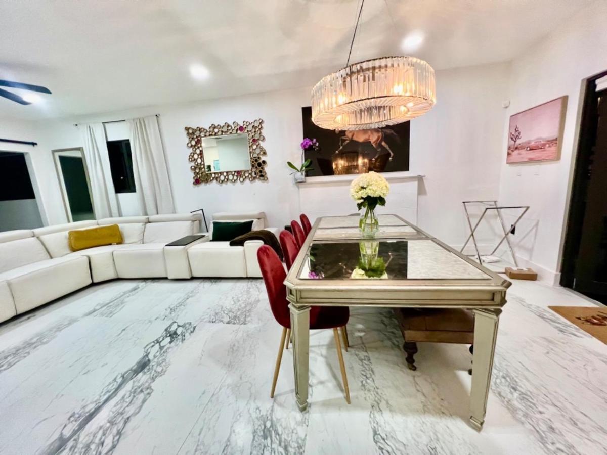 3 Seasons At The Carrington 3 Separate 2 Bedroom 1 Bathroom Apartments And A 3 Bedroom 2 Bathroom Villa Miami Eksteriør billede