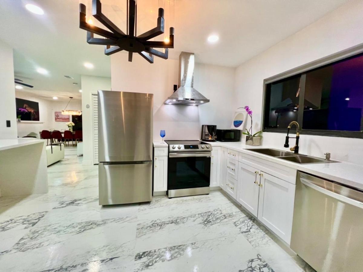 3 Seasons At The Carrington 3 Separate 2 Bedroom 1 Bathroom Apartments And A 3 Bedroom 2 Bathroom Villa Miami Eksteriør billede