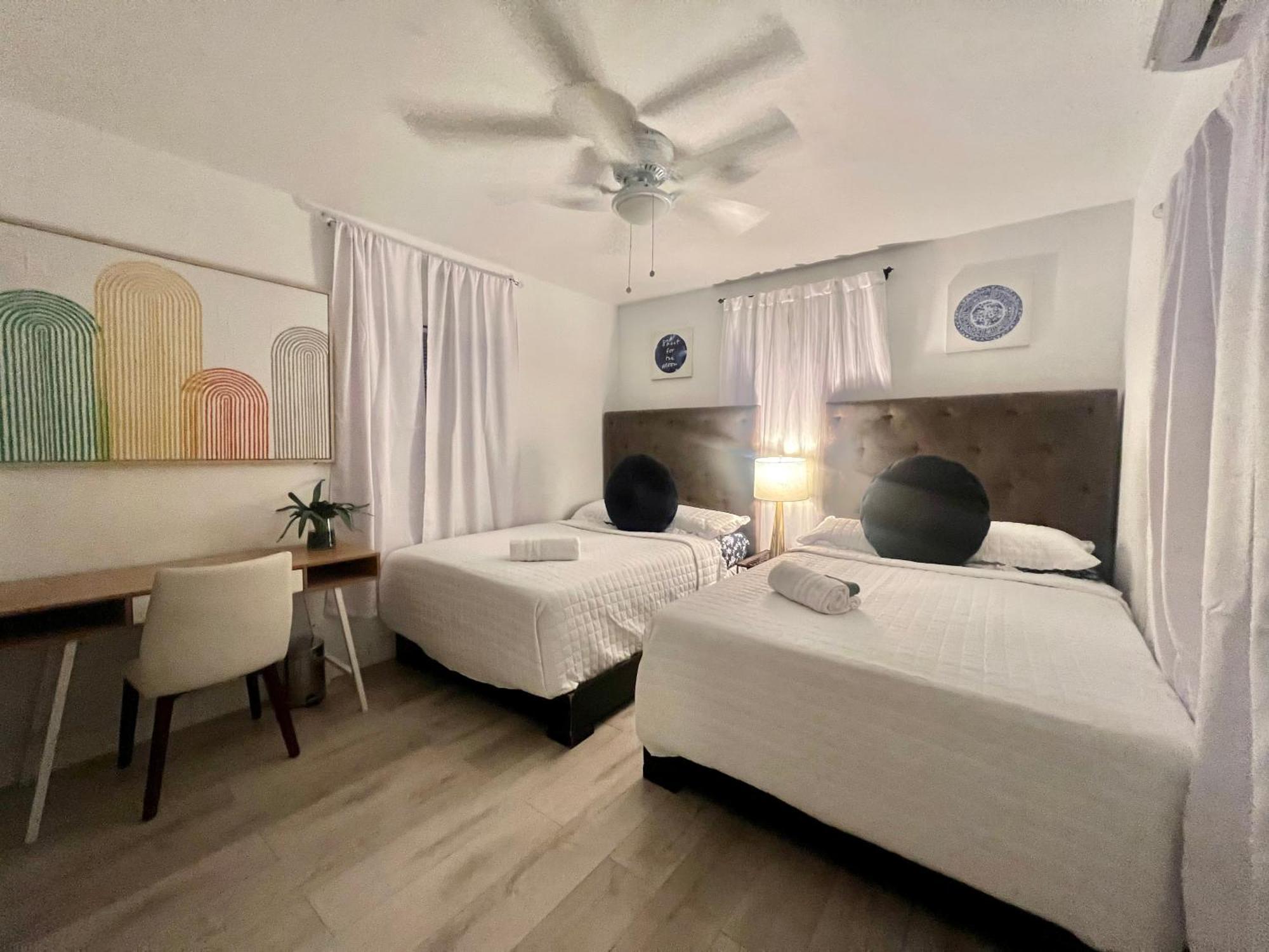 3 Seasons At The Carrington 3 Separate 2 Bedroom 1 Bathroom Apartments And A 3 Bedroom 2 Bathroom Villa Miami Eksteriør billede