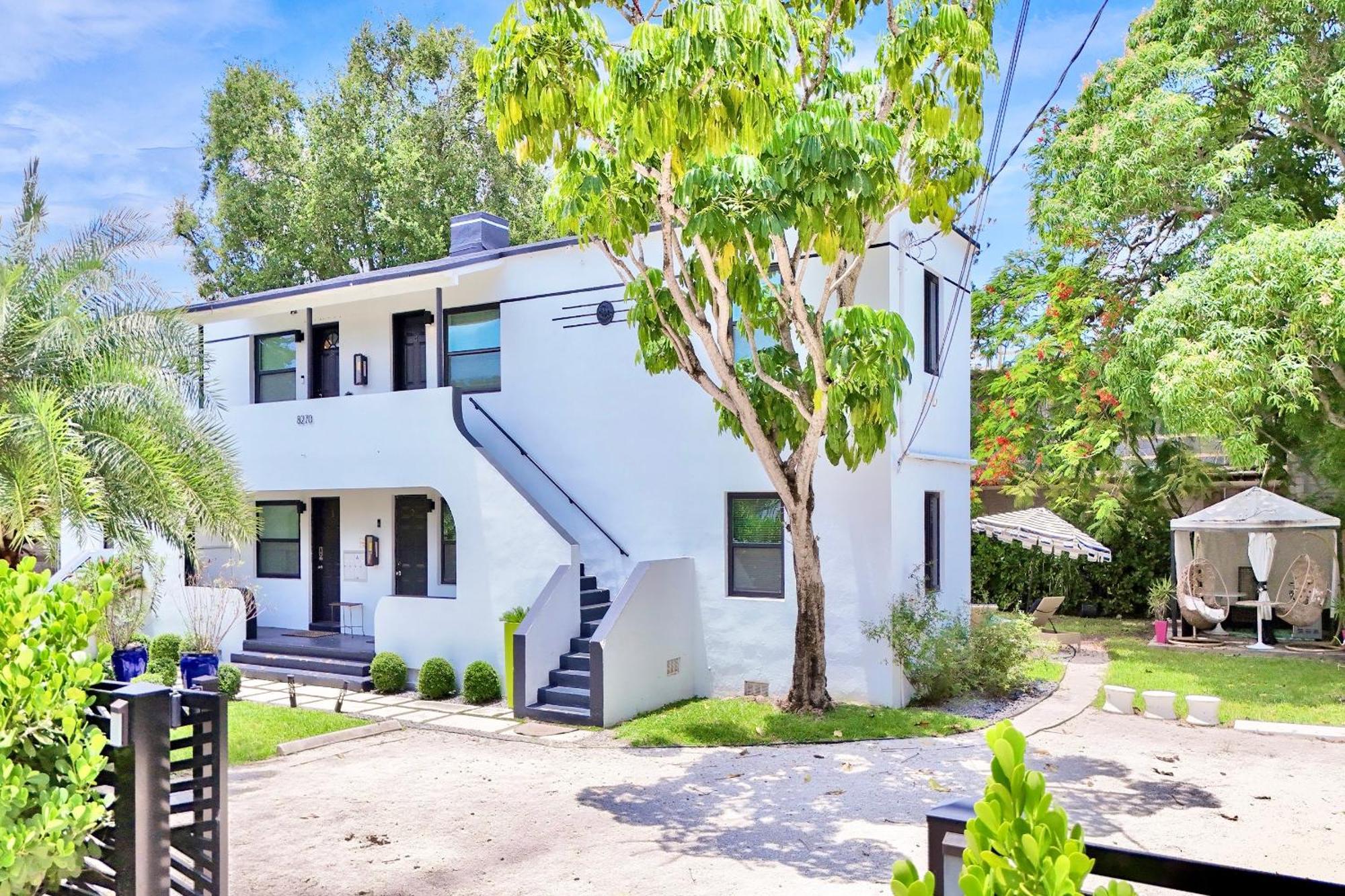 3 Seasons At The Carrington 3 Separate 2 Bedroom 1 Bathroom Apartments And A 3 Bedroom 2 Bathroom Villa Miami Eksteriør billede