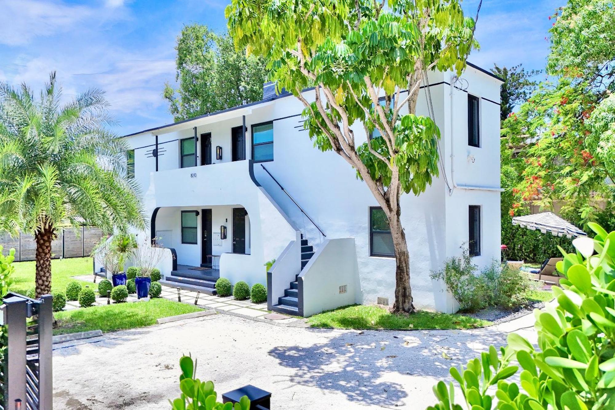 3 Seasons At The Carrington 3 Separate 2 Bedroom 1 Bathroom Apartments And A 3 Bedroom 2 Bathroom Villa Miami Eksteriør billede